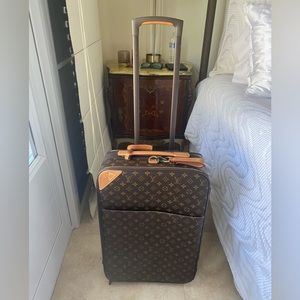 VINTAGE DUST BAG INCLUDED CARRY ON